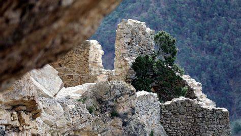 Autour d'Aiglun : sa forteresse, sa clue & sa cascade